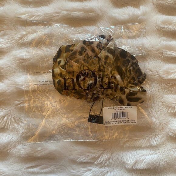 NWT Set of 3 Hair Tie Scrunchies in Cheetah Print - Picture 3 of 5